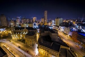 6 Melhores Bares e Baladas para frequentar em Curitiba